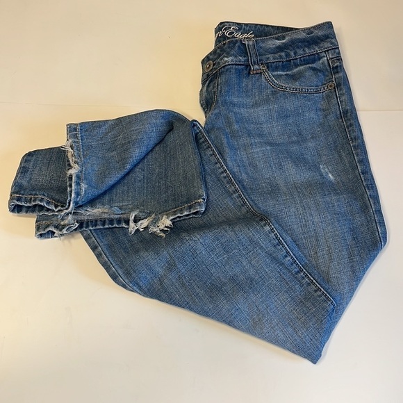 American Eagle Favorite Boyfriend Distressed Medium Blue  Wash Jeans Size 4 long - Picture 4 of 12